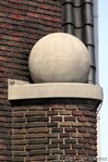 Bolvormig ornament bij de ingang.
<br/>
Gert-Jan Lobbes, 2016